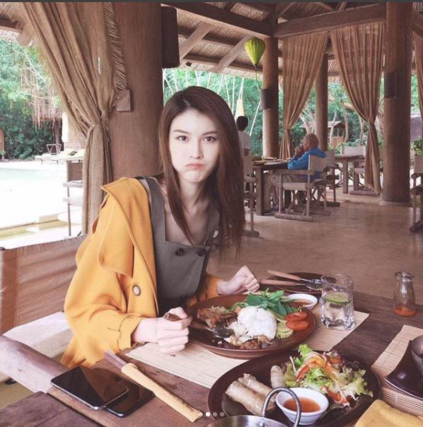 Chân dài Victoriaamp;#39;s Secret âm thầm lặng lẽ khoe street style tại Nha Trang - 3