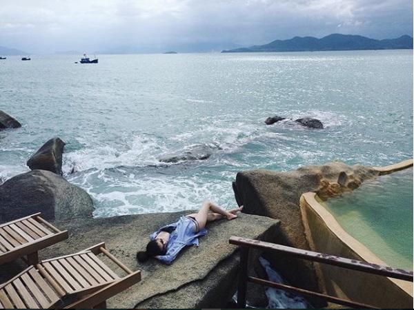 Chân dài Victoriaamp;#39;s Secret âm thầm lặng lẽ khoe street style tại Nha Trang - 7