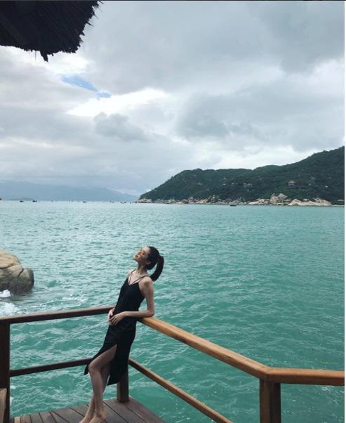 Chân dài Victoriaamp;#39;s Secret âm thầm lặng lẽ khoe street style tại Nha Trang - 6