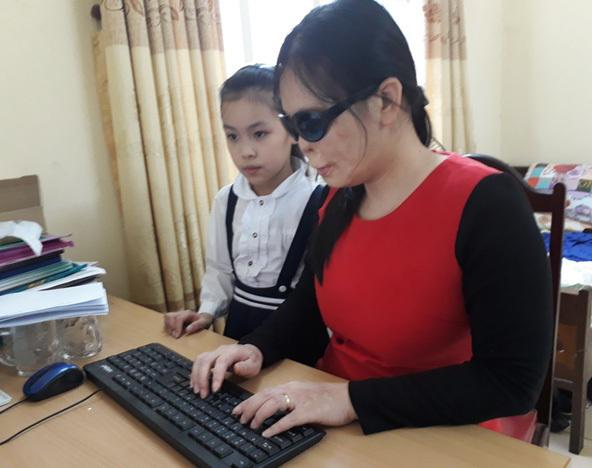 Hạnh phúc mỉm cười với cô giáo khiếm thị từng bị tình cũ tạt a xít - 3