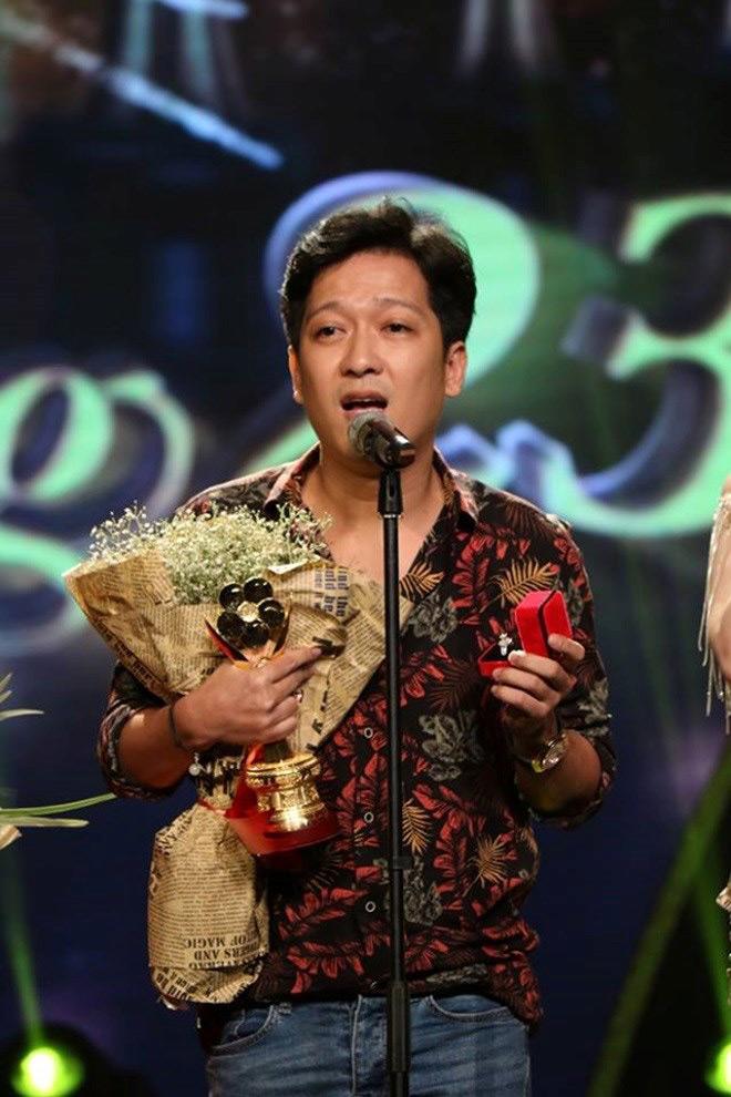 Nhận giải thưởng lớn và cầu hôn Nhã Phương, Trường Giang lại mặc một mình một kiểu - 3