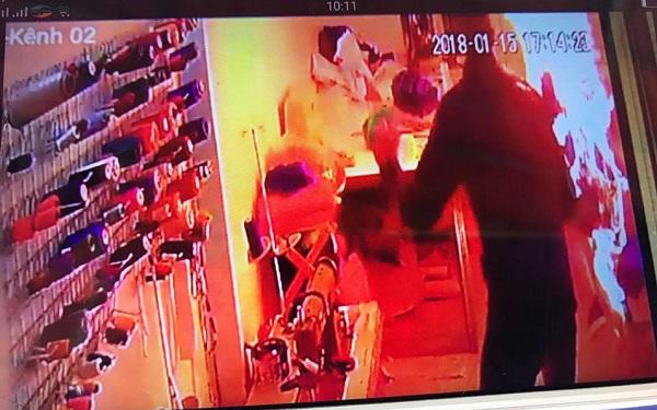 Hà Nội: Cô gái bị người đàn ông ngoại quốc tẩm xăng đốt cháy như ngọn đuốc - 1