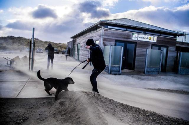 Khoảnh khắc gió cực mạnh thổi người bay như lá cây, ai xem cũng hãi hùng - 3