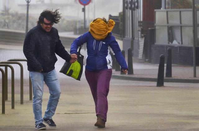 Khoảnh khắc gió cực mạnh thổi người bay như lá cây, ai xem cũng hãi hùng - 1