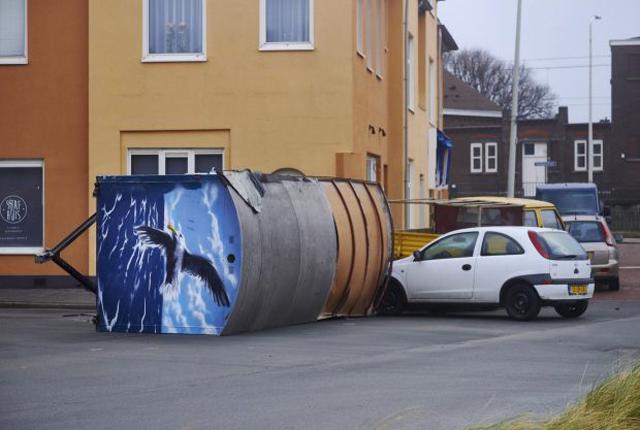 Khoảnh khắc gió cực mạnh thổi người bay như lá cây, ai xem cũng hãi hùng - 4