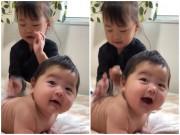 Làm mẹ - Bé trai 3 tháng tuổi thích thú, cười ngặt nghẽo khi được chị gái massage tận tình