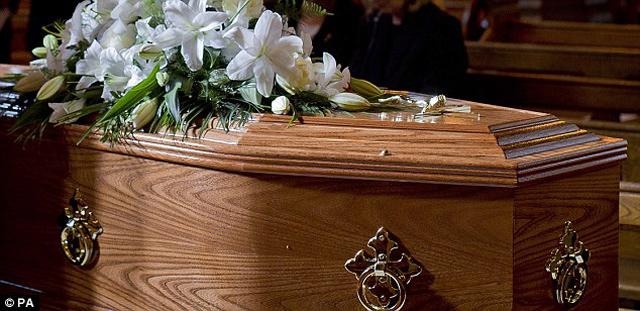 Người mẹ đã chết 10 ngày bỗng sinh con trong quan tài khiến nhân viên nhà tang lễ hốt hoảng - 1