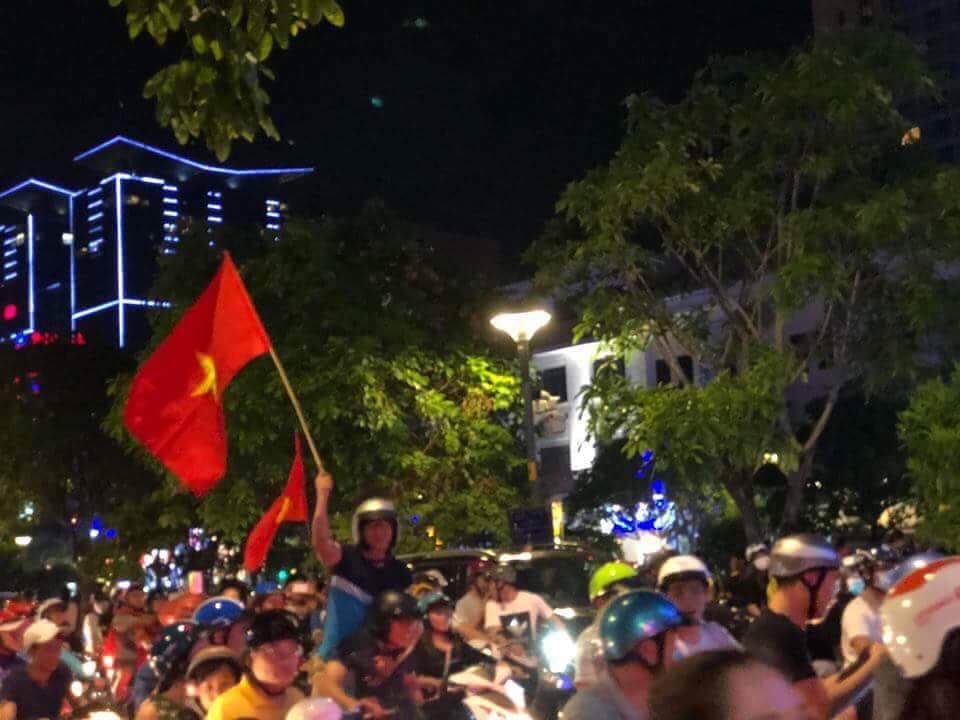 Cổ động viên cả nước thức trắng đêm, reo hò nghẹt thở ăn mừng chiến thắng U23 Việt Nam - 20