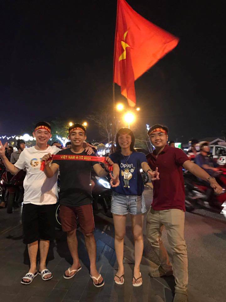 Cổ động viên cả nước thức trắng đêm, reo hò nghẹt thở ăn mừng chiến thắng U23 Việt Nam - 11