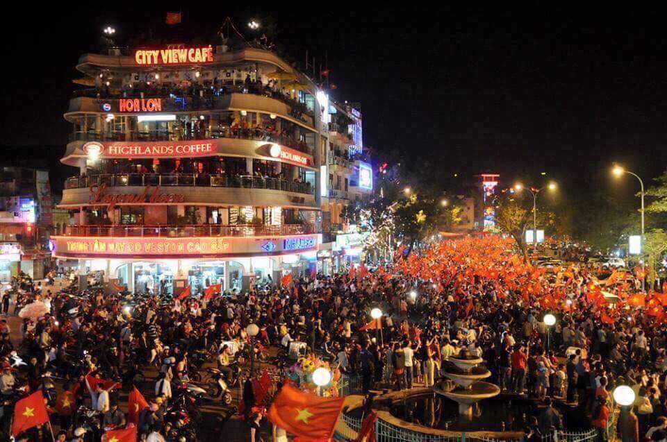 Cổ động viên cả nước thức trắng đêm, reo hò nghẹt thở ăn mừng chiến thắng U23 Việt Nam - 24