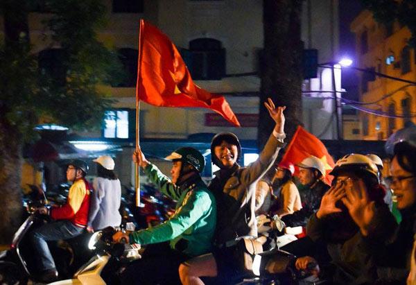 Cổ động viên cả nước thức trắng đêm, reo hò nghẹt thở ăn mừng chiến thắng U23 Việt Nam - 26