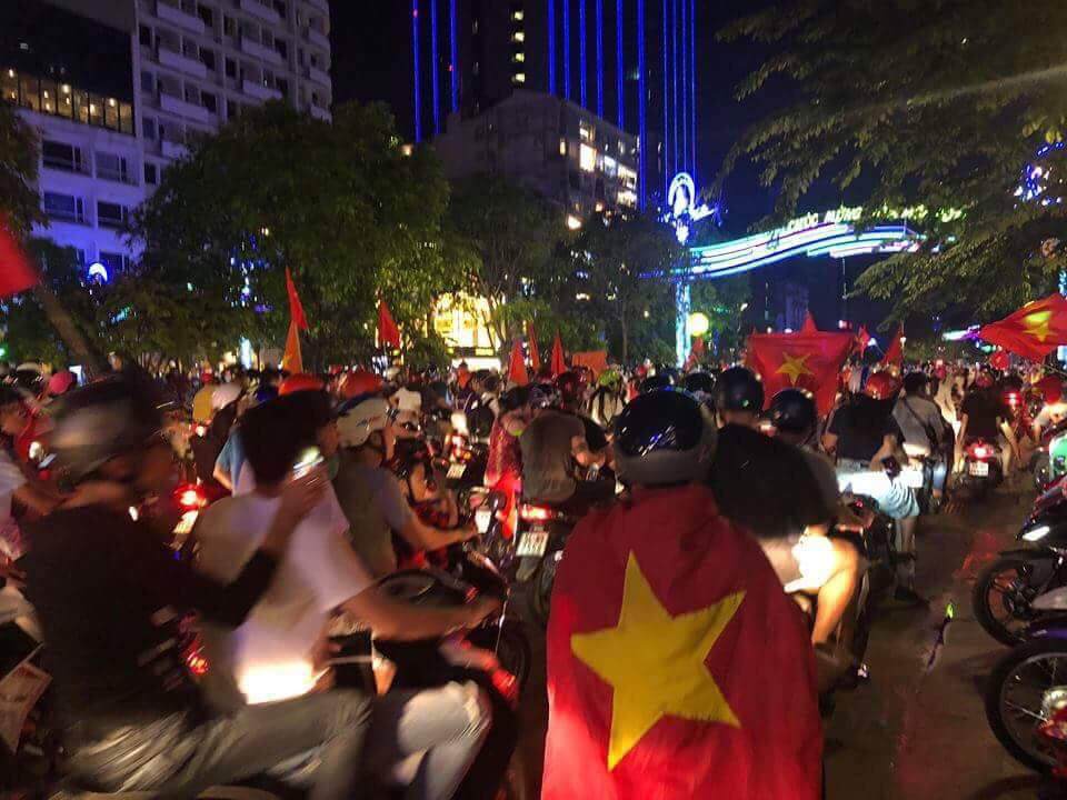 Cổ động viên cả nước thức trắng đêm, reo hò nghẹt thở ăn mừng chiến thắng U23 Việt Nam - 21
