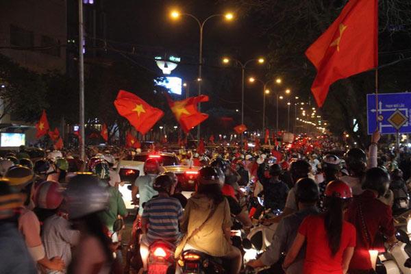 Cổ động viên cả nước thức trắng đêm, reo hò nghẹt thở ăn mừng chiến thắng U23 Việt Nam - 13