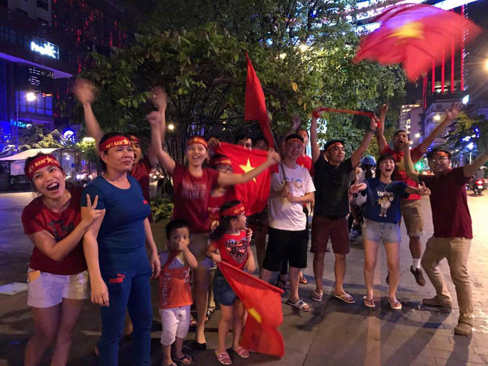 Cổ động viên cả nước thức trắng đêm, reo hò nghẹt thở ăn mừng chiến thắng U23 Việt Nam - 12