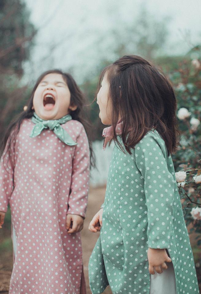 Gặp lại 2 cô nhóc đáng yêu từng gây amp;#34;sốtamp;#34; trong bộ ảnh amp;#34;sợ chóamp;#34; cách đây một năm - 6