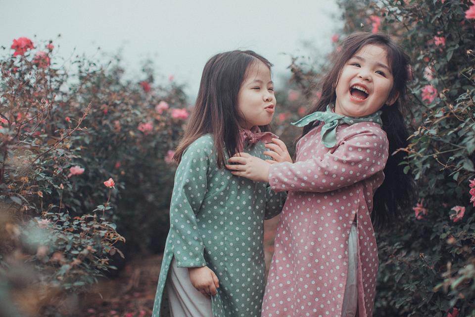 Gặp lại 2 cô nhóc đáng yêu từng gây amp;#34;sốtamp;#34; trong bộ ảnh amp;#34;sợ chóamp;#34; cách đây một năm - 4