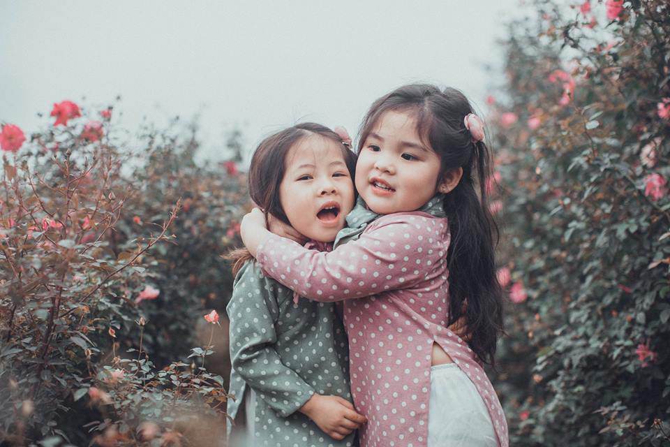 Gặp lại 2 cô nhóc đáng yêu từng gây amp;#34;sốtamp;#34; trong bộ ảnh amp;#34;sợ chóamp;#34; cách đây một năm - 5