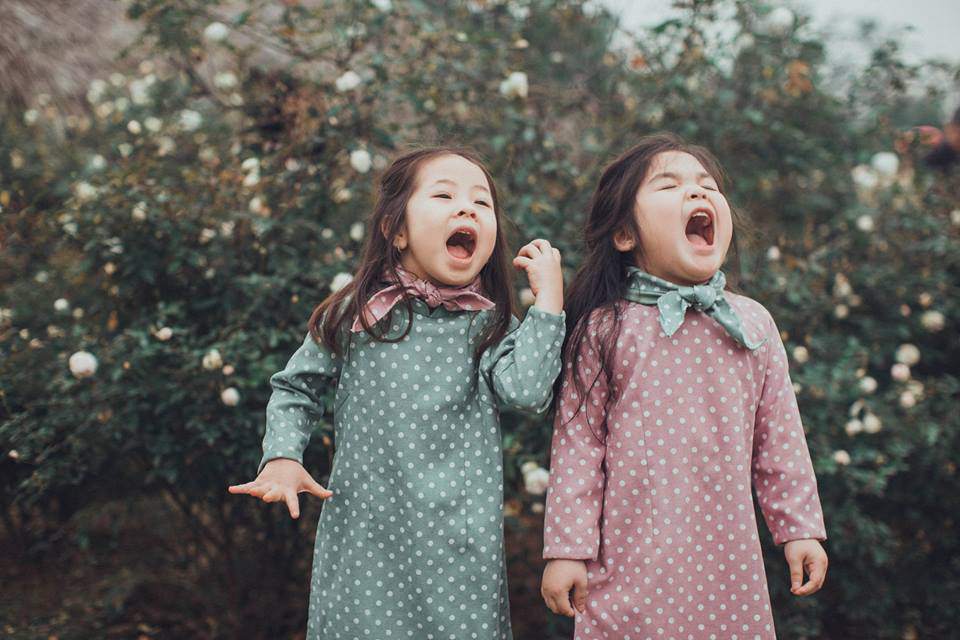 Gặp lại 2 cô nhóc đáng yêu từng gây amp;#34;sốtamp;#34; trong bộ ảnh amp;#34;sợ chóamp;#34; cách đây một năm - 8