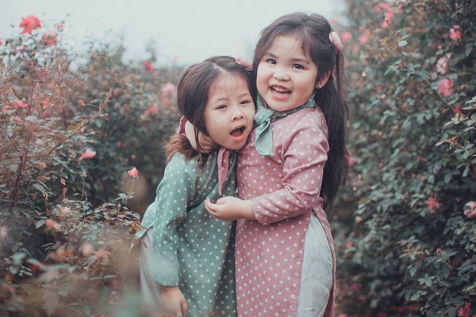 Gặp lại 2 cô nhóc đáng yêu từng gây amp;#34;sốtamp;#34; trong bộ ảnh amp;#34;sợ chóamp;#34; cách đây một năm - 9