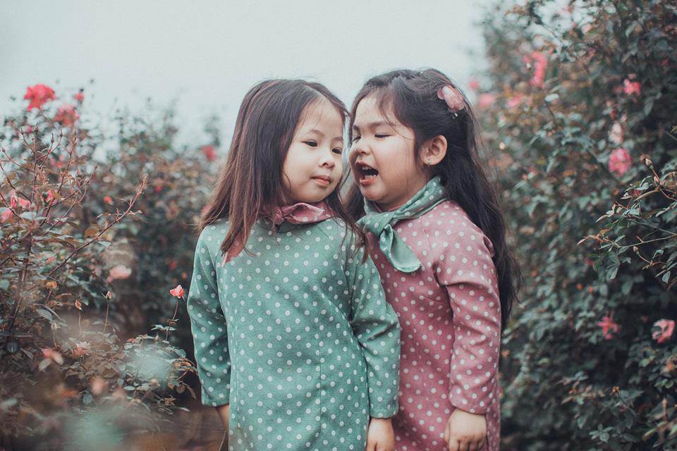 Gặp lại 2 cô nhóc đáng yêu từng gây amp;#34;sốtamp;#34; trong bộ ảnh amp;#34;sợ chóamp;#34; cách đây một năm - 10