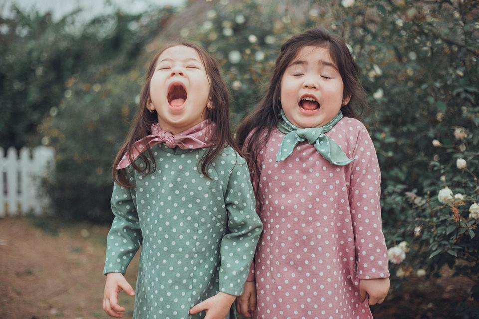 Gặp lại 2 cô nhóc đáng yêu từng gây amp;#34;sốtamp;#34; trong bộ ảnh amp;#34;sợ chóamp;#34; cách đây một năm - 3