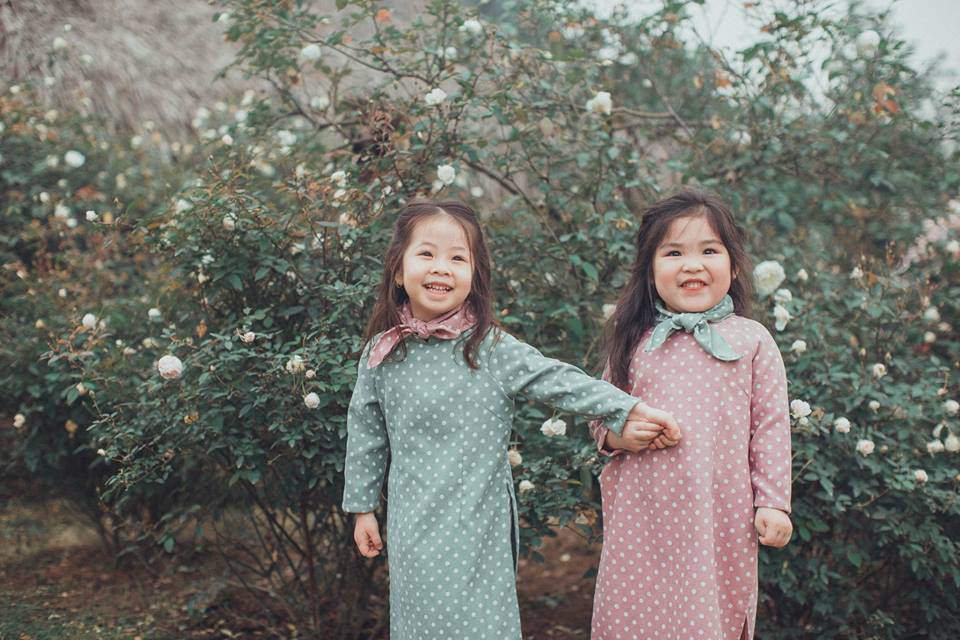 Gặp lại 2 cô nhóc đáng yêu từng gây amp;#34;sốtamp;#34; trong bộ ảnh amp;#34;sợ chóamp;#34; cách đây một năm - 2