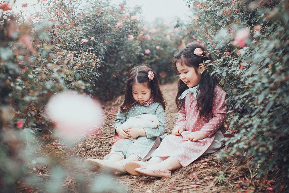 Gặp lại 2 cô nhóc đáng yêu từng gây amp;#34;sốtamp;#34; trong bộ ảnh amp;#34;sợ chóamp;#34; cách đây một năm - 13