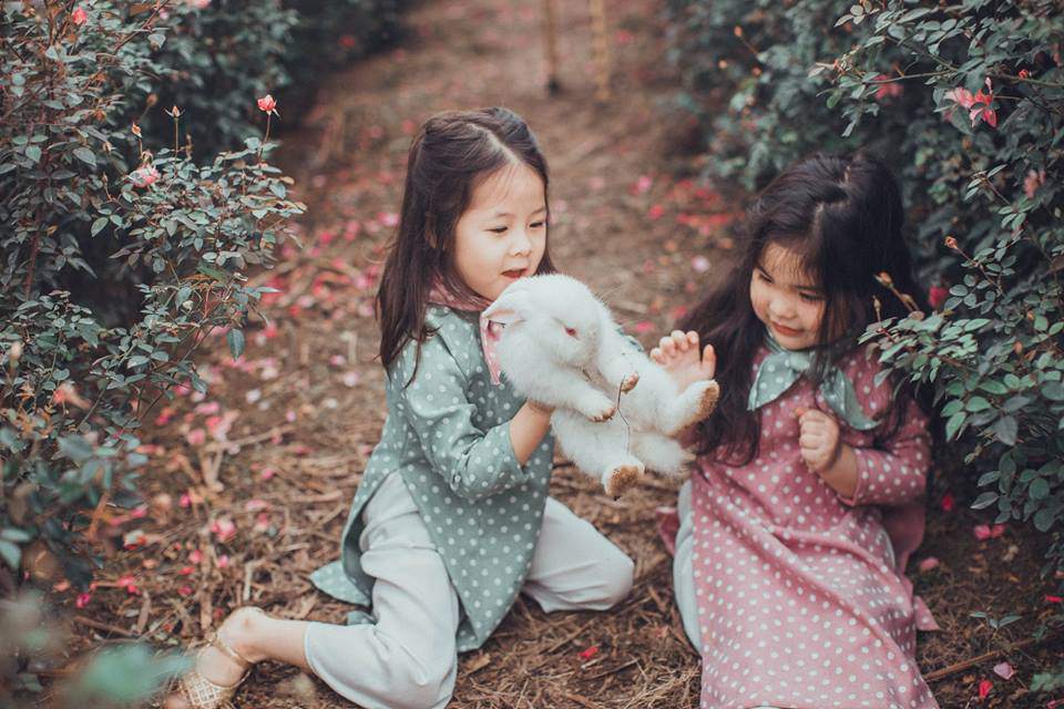 Gặp lại 2 cô nhóc đáng yêu từng gây amp;#34;sốtamp;#34; trong bộ ảnh amp;#34;sợ chóamp;#34; cách đây một năm - 15