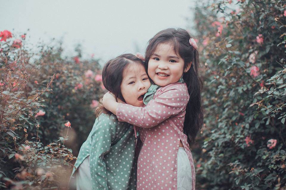 Gặp lại 2 cô nhóc đáng yêu từng gây amp;#34;sốtamp;#34; trong bộ ảnh amp;#34;sợ chóamp;#34; cách đây một năm - 16