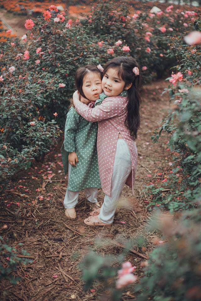 Gặp lại 2 cô nhóc đáng yêu từng gây amp;#34;sốtamp;#34; trong bộ ảnh amp;#34;sợ chóamp;#34; cách đây một năm - 17