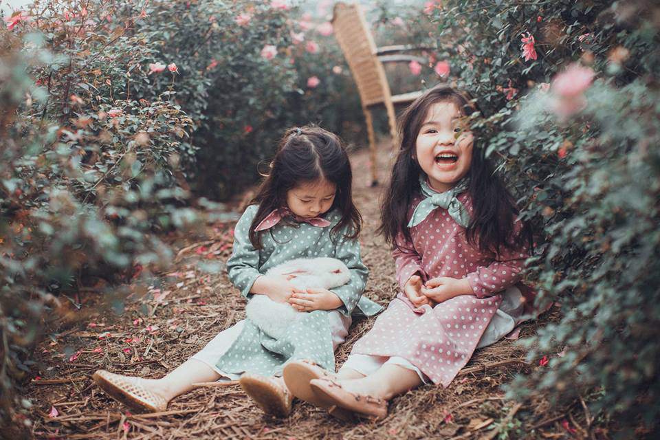 Gặp lại 2 cô nhóc đáng yêu từng gây amp;#34;sốtamp;#34; trong bộ ảnh amp;#34;sợ chóamp;#34; cách đây một năm - 18