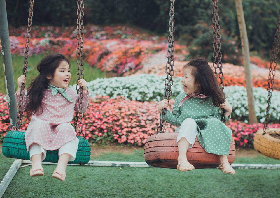 Gặp lại 2 cô nhóc đáng yêu từng gây amp;#34;sốtamp;#34; trong bộ ảnh amp;#34;sợ chóamp;#34; cách đây một năm - 19