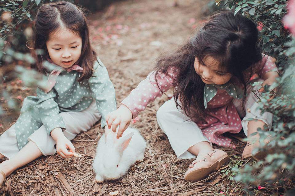 Gặp lại 2 cô nhóc đáng yêu từng gây amp;#34;sốtamp;#34; trong bộ ảnh amp;#34;sợ chóamp;#34; cách đây một năm - 20