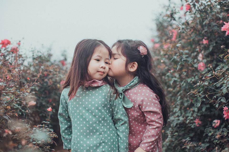 Gặp lại 2 cô nhóc đáng yêu từng gây amp;#34;sốtamp;#34; trong bộ ảnh amp;#34;sợ chóamp;#34; cách đây một năm - 11