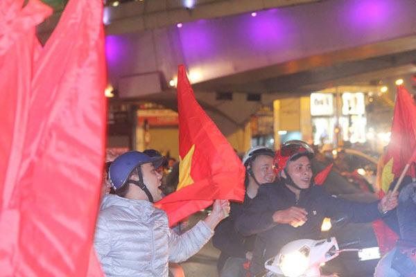 Cổ động viên cả nước thức trắng đêm, reo hò nghẹt thở ăn mừng chiến thắng U23 Việt Nam - 27