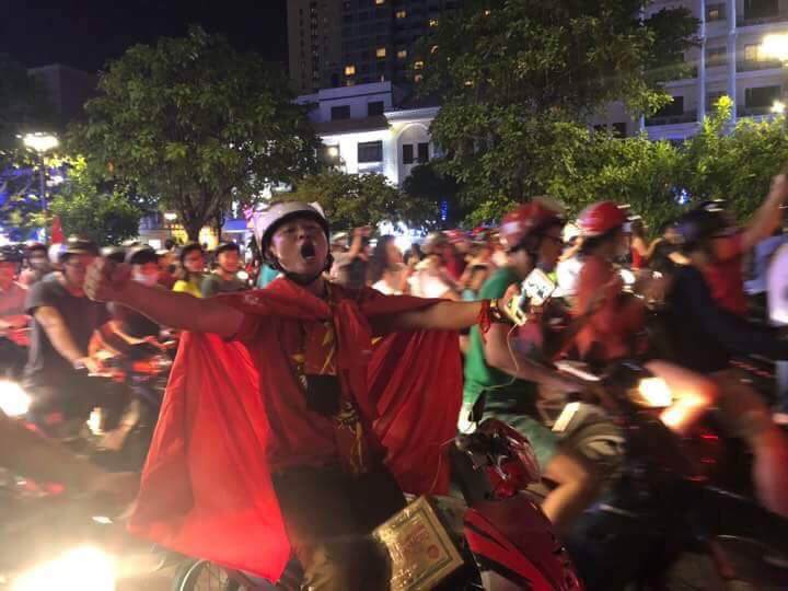 Cổ động viên cả nước thức trắng đêm, reo hò nghẹt thở ăn mừng chiến thắng U23 Việt Nam - 22