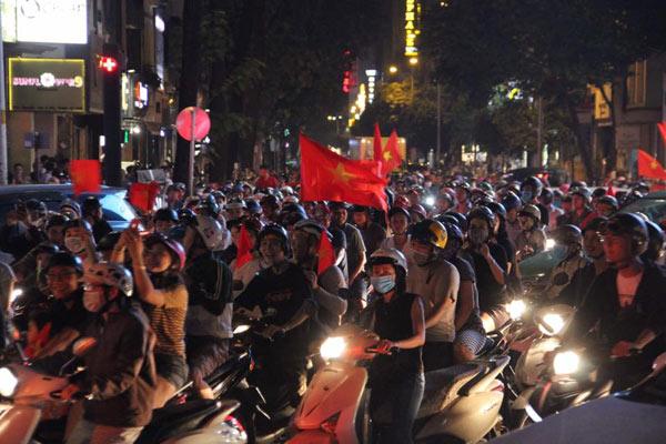 Cổ động viên cả nước thức trắng đêm, reo hò nghẹt thở ăn mừng chiến thắng U23 Việt Nam - 14