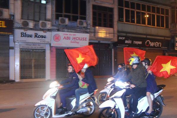 Cổ động viên cả nước thức trắng đêm, reo hò nghẹt thở ăn mừng chiến thắng U23 Việt Nam - 28