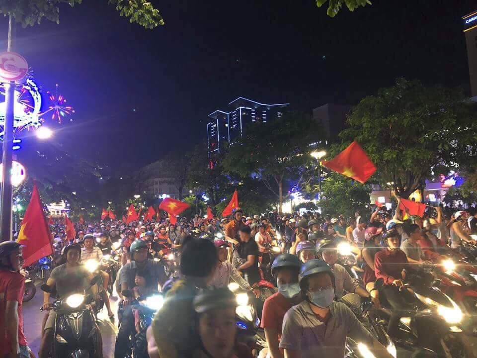 Cổ động viên cả nước thức trắng đêm, reo hò nghẹt thở ăn mừng chiến thắng U23 Việt Nam - 23