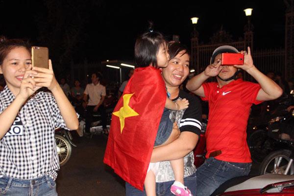 Cổ động viên cả nước thức trắng đêm, reo hò nghẹt thở ăn mừng chiến thắng U23 Việt Nam - 15