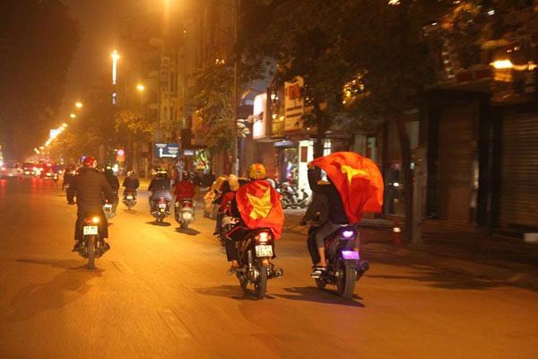 Cổ động viên cả nước thức trắng đêm, reo hò nghẹt thở ăn mừng chiến thắng U23 Việt Nam - 29