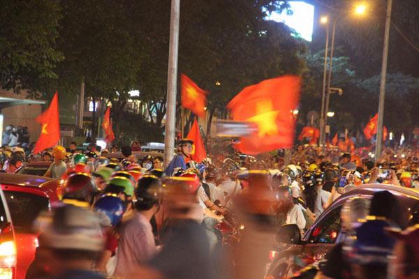 Cổ động viên cả nước thức trắng đêm, reo hò nghẹt thở ăn mừng chiến thắng U23 Việt Nam - 16