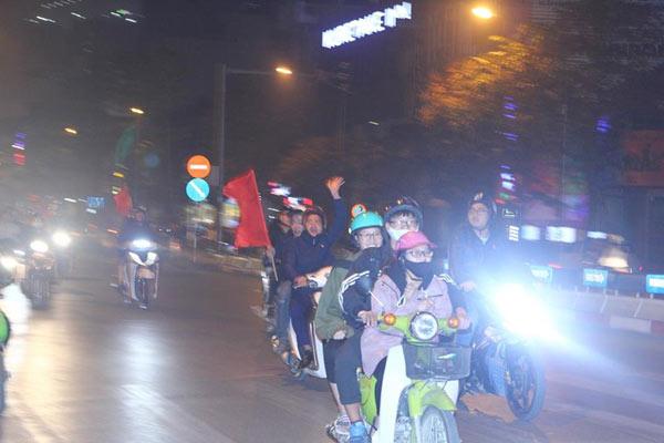 Cổ động viên cả nước thức trắng đêm, reo hò nghẹt thở ăn mừng chiến thắng U23 Việt Nam - 30