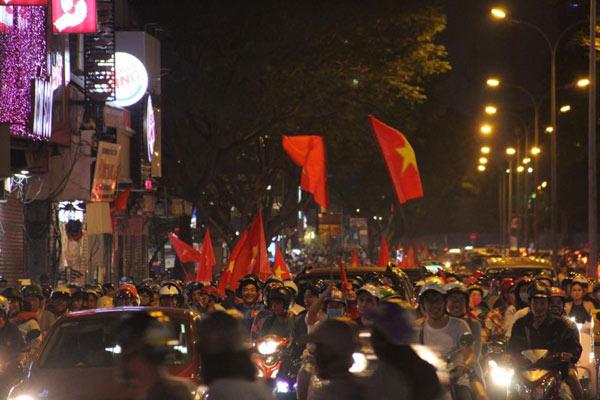 Cổ động viên cả nước thức trắng đêm, reo hò nghẹt thở ăn mừng chiến thắng U23 Việt Nam - 17