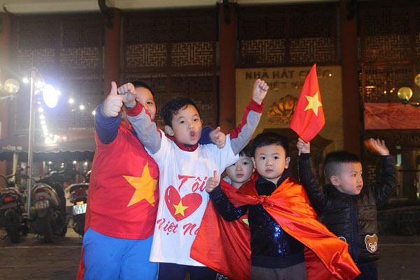 Cổ động viên cả nước thức trắng đêm, reo hò nghẹt thở ăn mừng chiến thắng U23 Việt Nam - 31