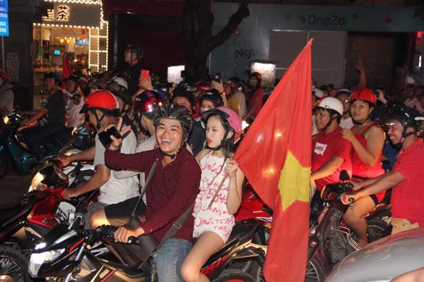 Cổ động viên cả nước thức trắng đêm, reo hò nghẹt thở ăn mừng chiến thắng U23 Việt Nam - 18