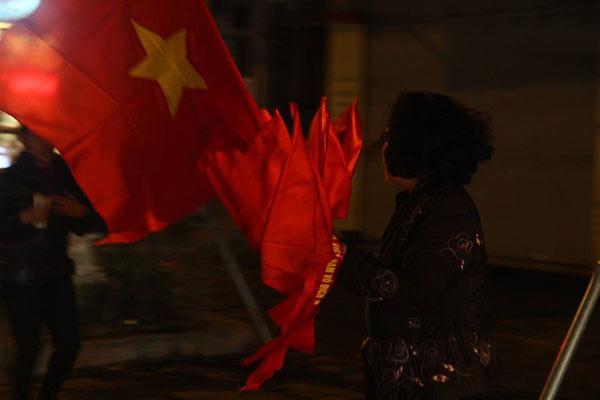Cổ động viên cả nước thức trắng đêm, reo hò nghẹt thở ăn mừng chiến thắng U23 Việt Nam - 32