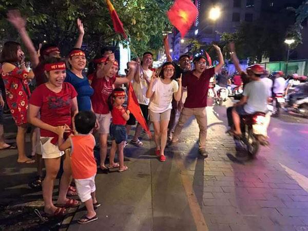 Cổ động viên cả nước thức trắng đêm, reo hò nghẹt thở ăn mừng chiến thắng U23 Việt Nam - 19