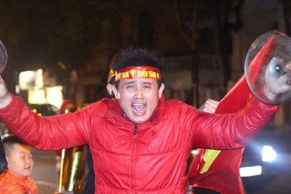 Cổ động viên cả nước thức trắng đêm, reo hò nghẹt thở ăn mừng chiến thắng U23 Việt Nam - 33