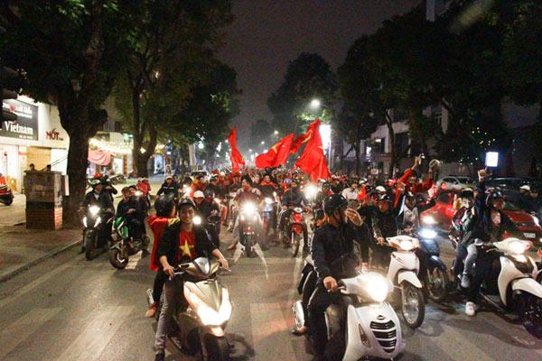 Cổ động viên cả nước thức trắng đêm, reo hò nghẹt thở ăn mừng chiến thắng U23 Việt Nam - 25